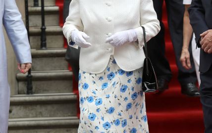 Королева на красной дорожке: Елизавета II вышла в свет в стильном жакете и шляпе с цветком