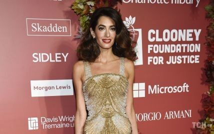В золотом платье с бахромой: Амаль Клуни в роскошном образе сияла на красной дорожке