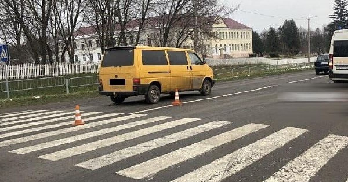 Под Ровно на "зебре" возле школы микроавтобус сбил насмерть ребенка