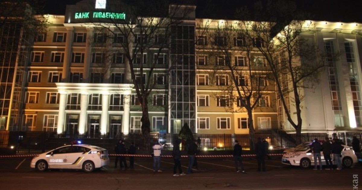В Одесі в будівлю банку вистрілили з гранатомета