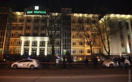 В Одессе в здание банка выстрелили из гранатомета