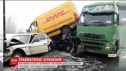 Перед залізничним переїздом вантажівка на повній швидкості в'їхала у колону автомобілів