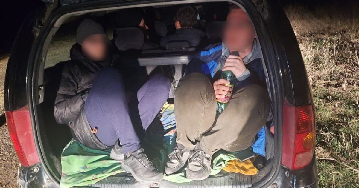 "Їхали до бабусі": на Одещині затримали шестеро чоловіків, які намагалися втекти до Молдови