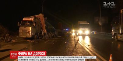 У коммунальщиков не хватает техники, чтобы забрать фуру со столичной кольцевой дороги