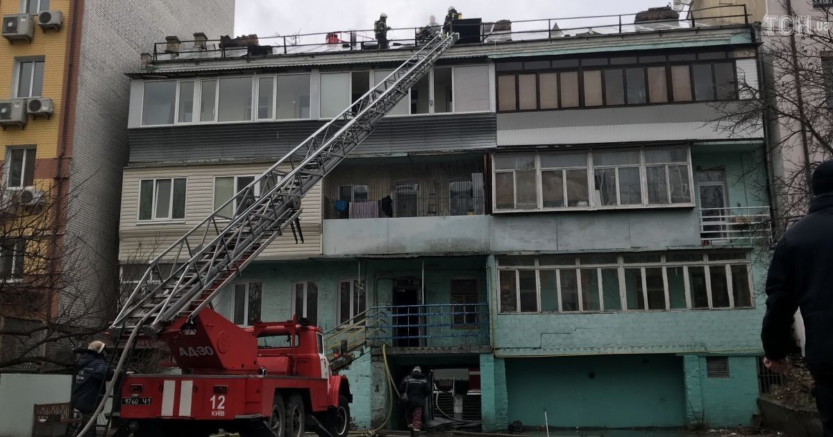 На столичному Подолі горів хостел у старому будинку