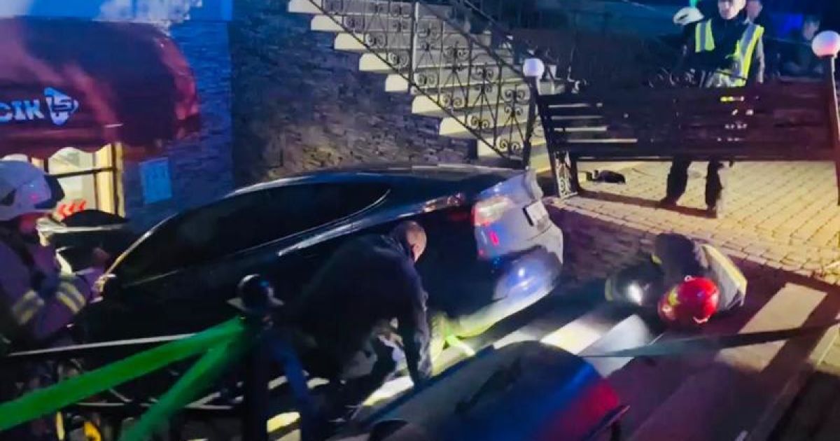 Суд обязал сидеть дома ночью водительницу Tesla, которая насмерть сбила волонтершу в Коломые