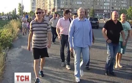 Нардепи встановили громадські приймальні на місці скандального будівництва в Києві