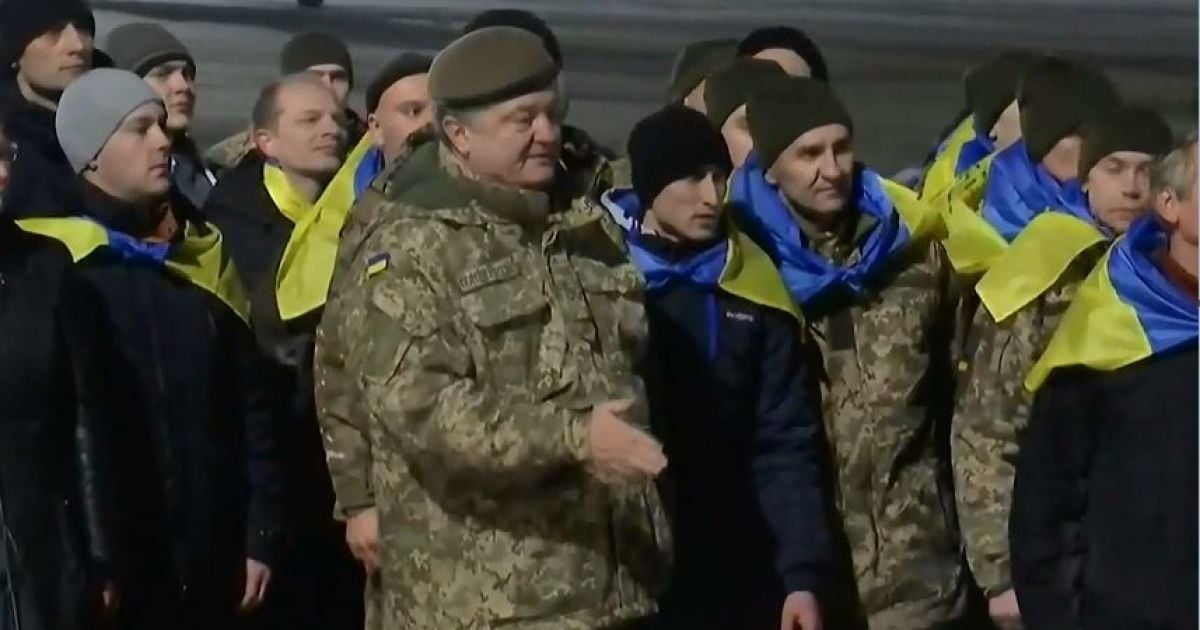 Порошенко подякував Меркель і Макрону за допомогу у звільненні українських заручників