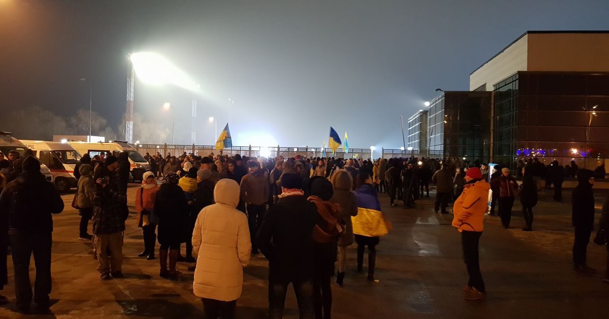 В "Борисполе" увеличивается количество украинцев, которые встречают освобожденных заложников на Донбассе