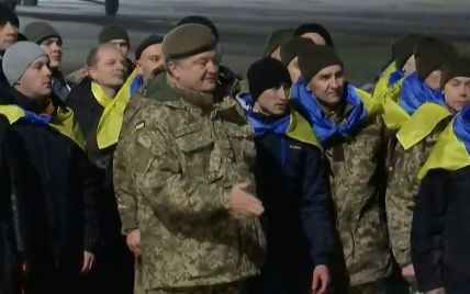 Порошенко поблагодарил Меркель и Макрона за помощь в освобождении украинских заложников