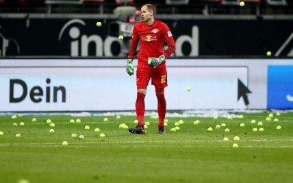 Вболівальники німецької команди на знак протесту закидали поле тенісними м'ячиками на матчі Бундесліги