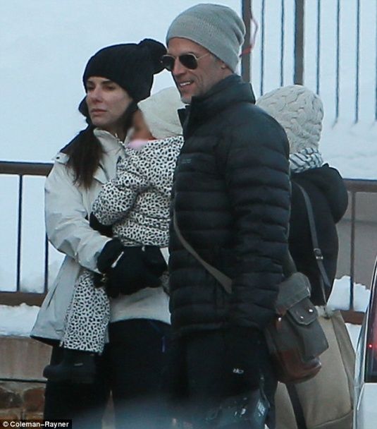 Актриса с детьми и любимым отдыхают вместе / © Daily Mail