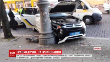 Влетели в столб. В Черновцах копы попали в ДТП во время патрулирования