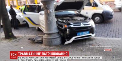 Влетели в столб. В Черновцах копы попали в ДТП во время патрулирования