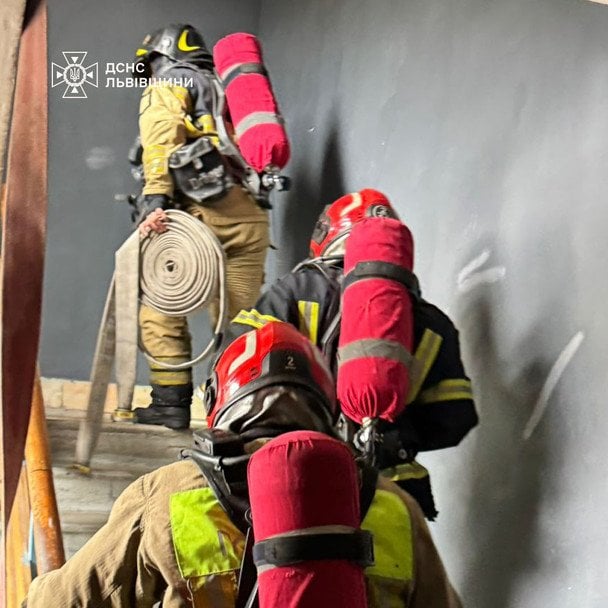 Спасатели ликвидируют пожар в гостинице «Власта»