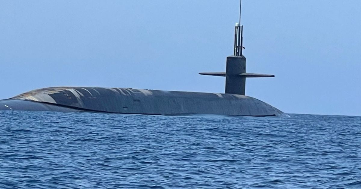 Сигнал Китаю и России: в Аравийском море неожиданно появилась на поверхности атомная подлодка ВМС США