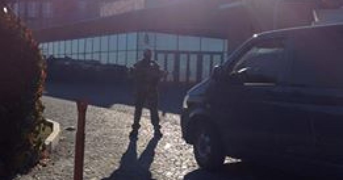 Територію офісу оточили автоматники / © Ольга Павловська/ТСН