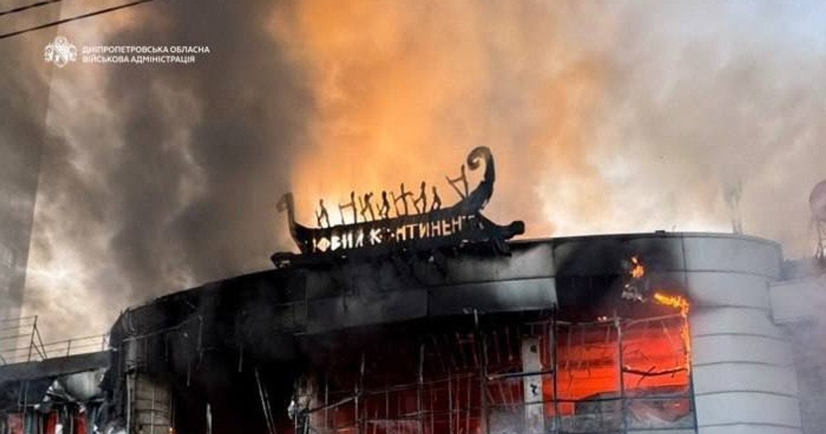 РФ вдарила по торговому центру в Дніпрі увечері 19 вересня