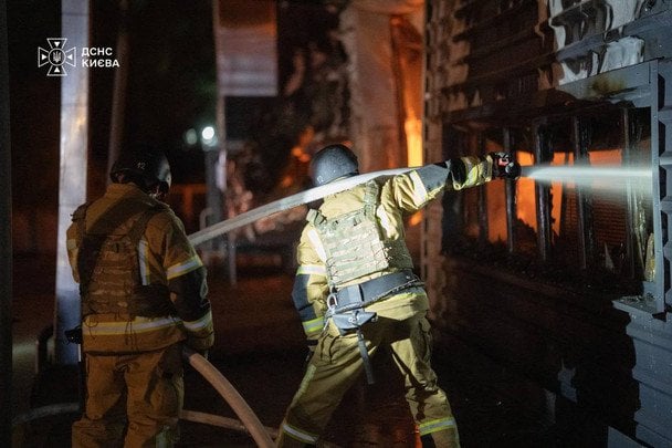 Росіяни атакували Київ серед ночі. / © ДСНС