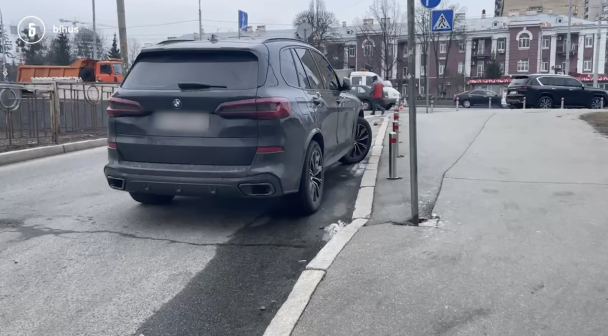 У травні 2023 року Гуцуляк  пересів і на нове авто – BMW X5 2022 року випуску / Фото: скриншот з відео