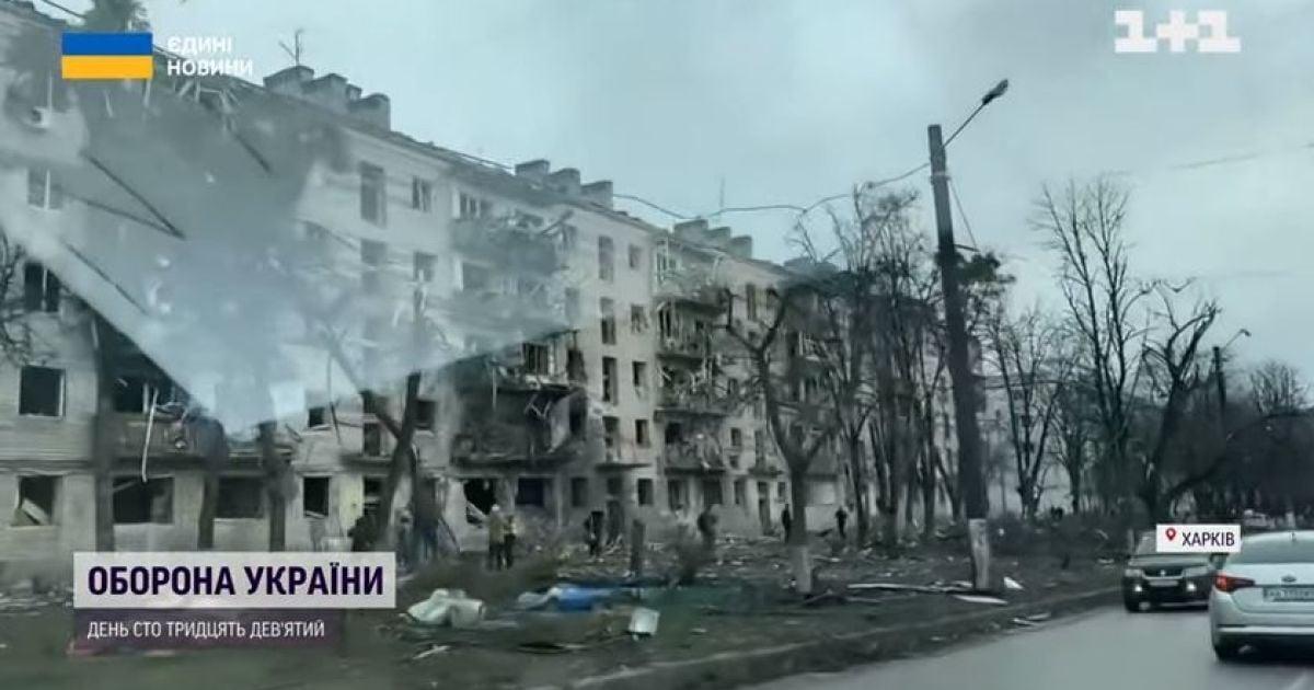 В Харькове под обстрелами начали ремонтировать пострадавшие от взрывов многоэтажки