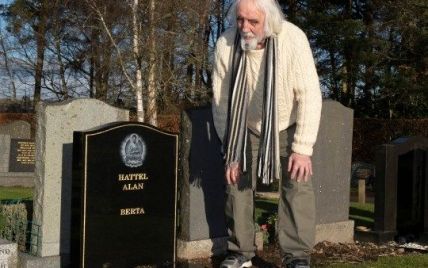 Шотландец случайно наткнулся на свою могилу на кладбище