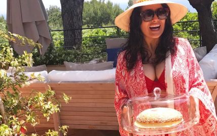 В красном купальнике и шляпе: Сальма Хайек наслаждается отдыхом