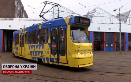 В Гааге мимо российского консульства запускают трамвай в желто-синих цветах, который еще и собирает донать для Украины