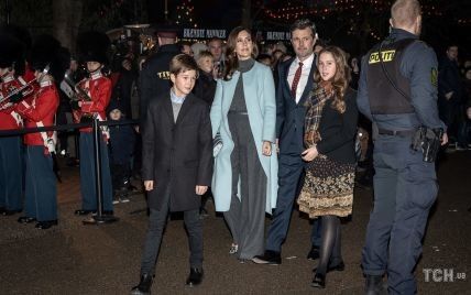 В серых брюках и голубом пальто: красивая кронпринцесса Мэри сходила с семьей на "Щелкунчик"