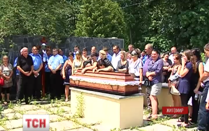 Погибшего на нефтебазе под Васильковом молодого пожарного похоронили в Казатине