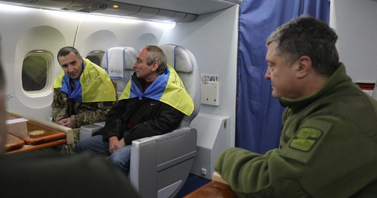Они дома. В "Борисполь" прибыли самолеты с освобожденными заложниками на Донбассе. Онлайн-трансляция