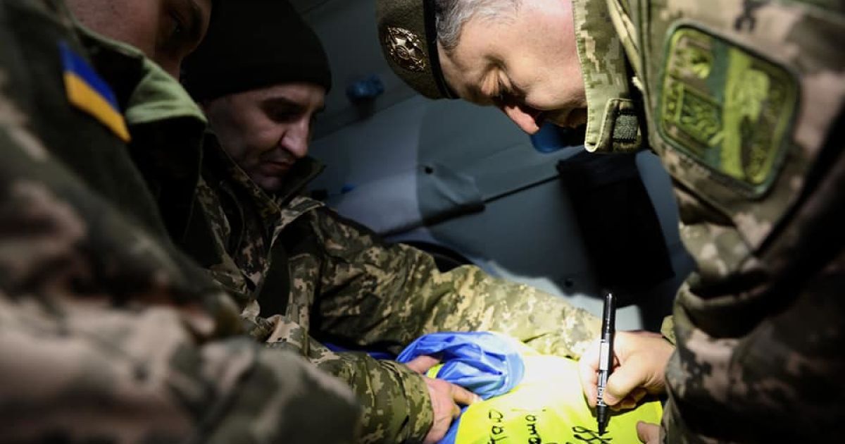 "Україна своїх не кидає. Цим ми відрізняємося від окупанта", - Порошенко під час зустрічі звільнених