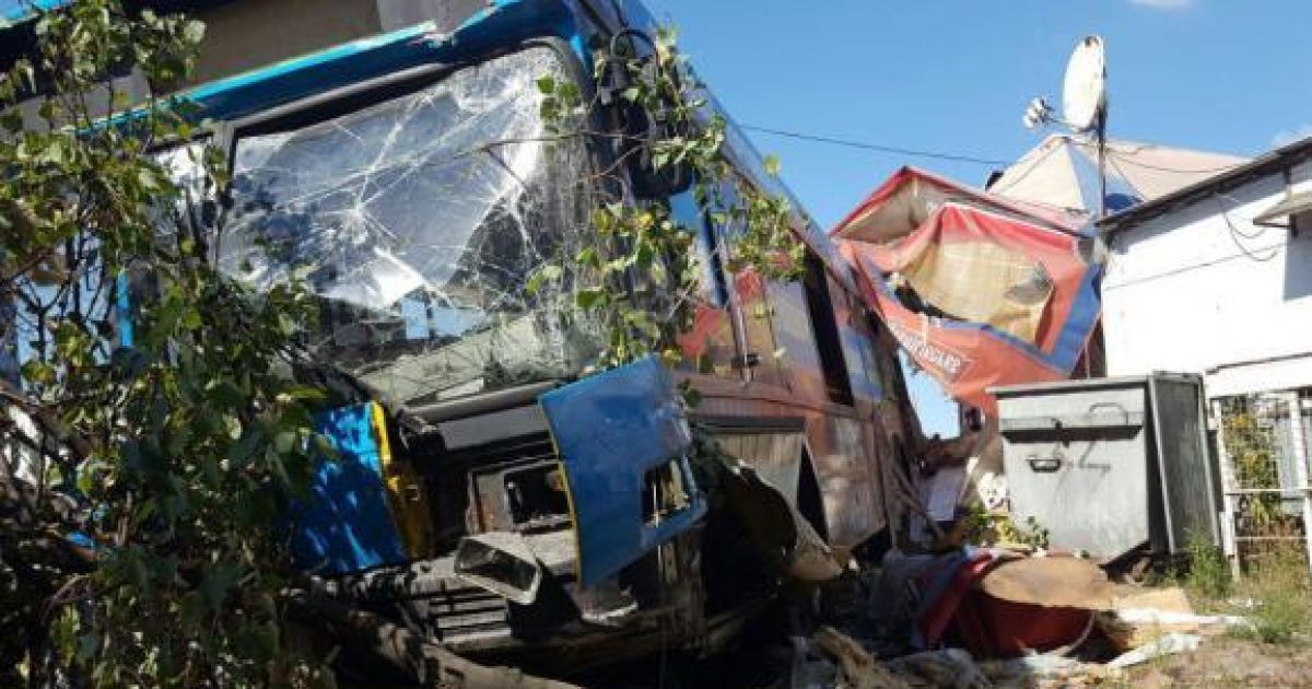 У Києві міський автобус з пасажирами влетів у кафе, є постраждалі