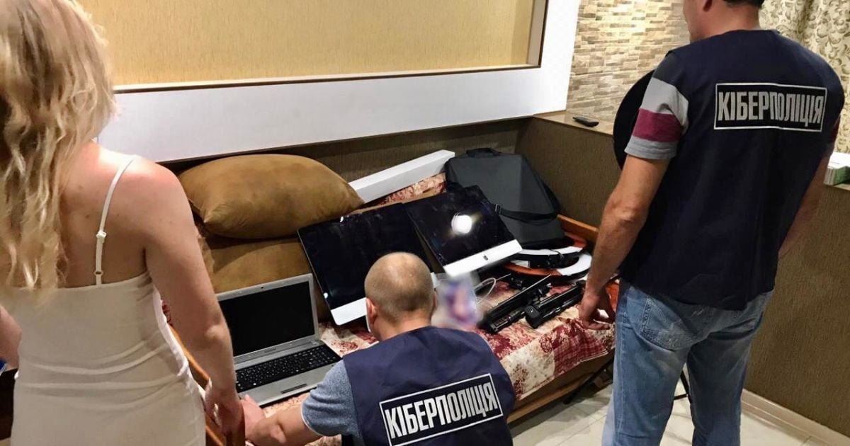 Предоставляли иностранцам откровенный контент в режиме реального времени: в Херсоне разоблачили порностудию