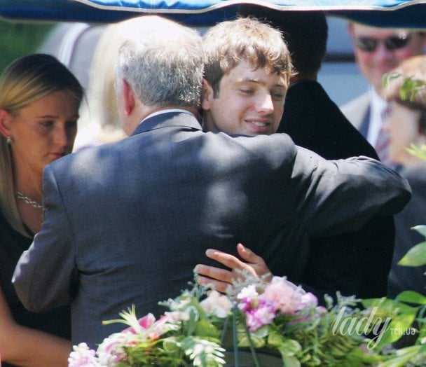 29 червня 2006 року Джон Ремзі обіймає свого сина Берка / © Associated Press