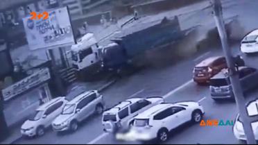 Во Владивостоке водитель самосвала потерял управление и влетел в магазин цветов