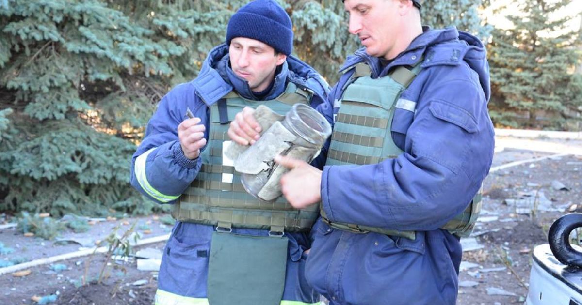 У Сватовому продовжують ліквідовувати наслідки масштабної пожежі на військових складах. / © Facebook/прес-центр штабу АТО