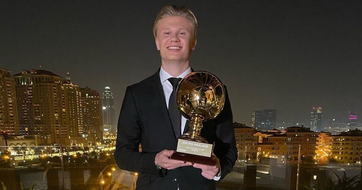 Golden Boy 2020: футболист-вундеркинд Холанд показал полученную награду и улыбнулся "на все 32"