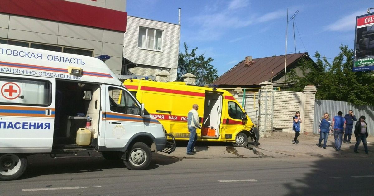 У Росії швидка з постраждалими від загоряння літака курсантами потрапила в ДТП і збила жінку - ЗМІ