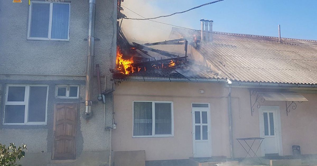 У Закарпатській області горів приватний двоповерховий готель: чоловік опинився у вогняній пастці (фото)