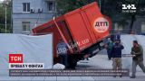 Новости Украины: на Арсенальной площади грузовик провалился в новый фонтан