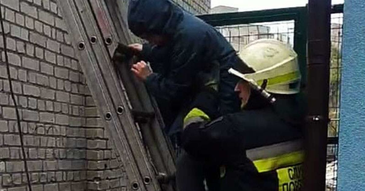 В Днепре мальчик залез на трансформаторную будку и не смог спуститься (видео)
