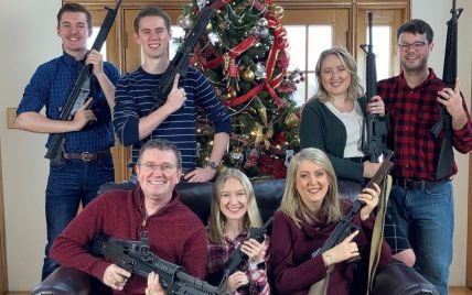 "Санто, принеси патрони": конгресмен США потрапив під шквал критики через різдвяне фото зі зброєю