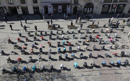 В центре Львова выставили 109 детских колясок — именно столько детей погибли из-за войны