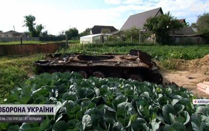 Танк на городі стане артоб'єктом: історія про родину, яка обсадила розбитий російський панцирник городиною