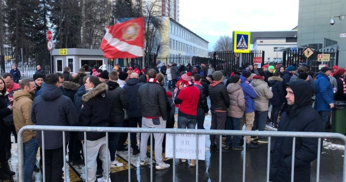У Росії перед футбольним матчем фанатів роздягали до трусів просто на вулиці