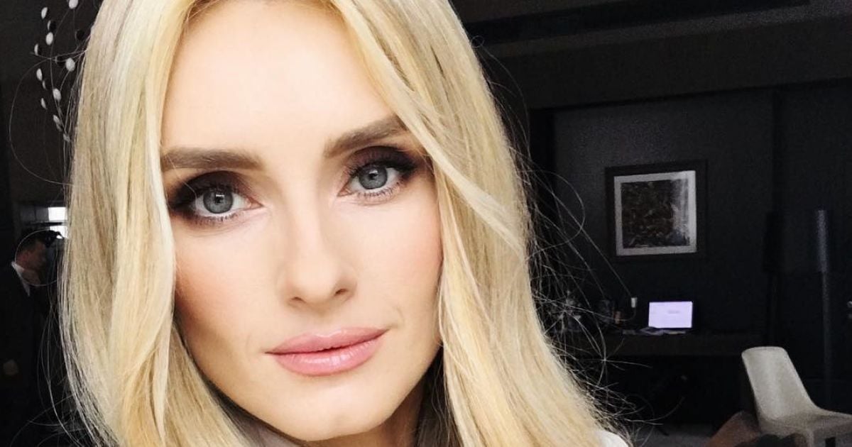 Ирина Федишин похвасталась стройными ножками в одной вышиванке