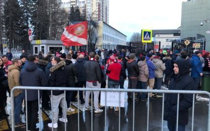 У Росії перед футбольним матчем фанатів роздягали до трусів просто на вулиці