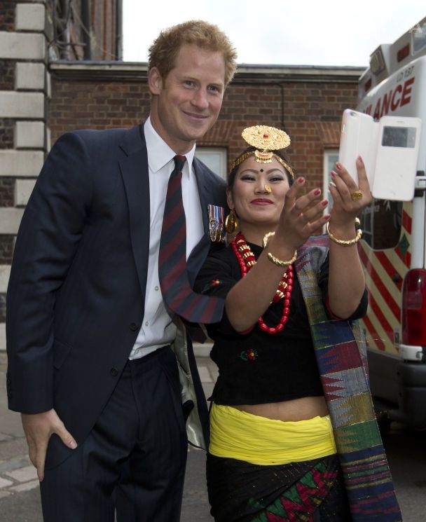 Принц Гаррі робить селфі /  Associated Press