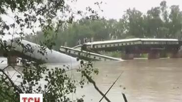 У Пакистані пасажирський потяг зірвався з аварійного мосту